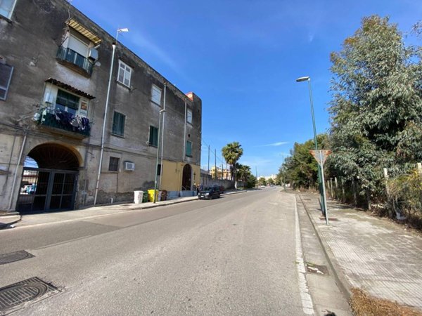 locale commerciale in vendita a Napoli in zona Ponticelli