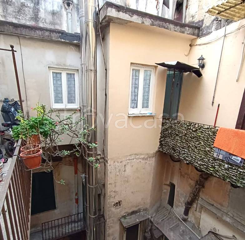 appartamento in vendita a Napoli in zona San Carlo all'Arena