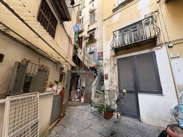 appartamento in vendita a Napoli in zona San Carlo all'Arena