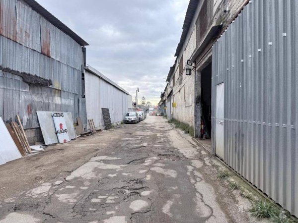 locale commerciale in vendita a Napoli in zona Zona Industriale-Ferrovia