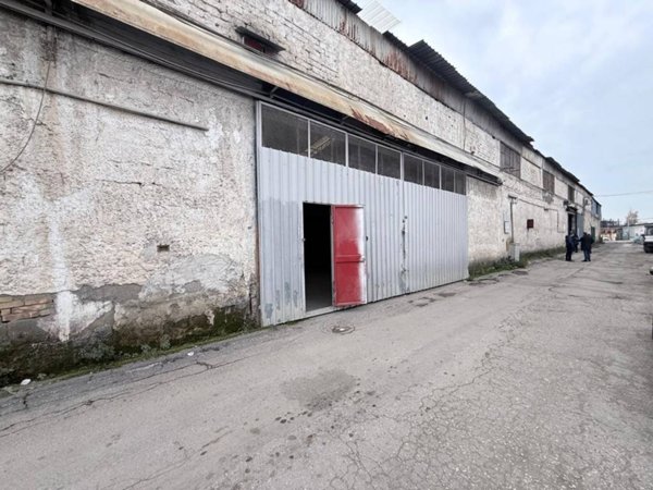 locale commerciale in vendita a Napoli in zona Zona Industriale-Ferrovia