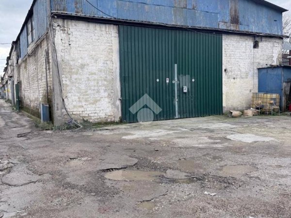 locale commerciale in vendita a Napoli in zona Poggioreale