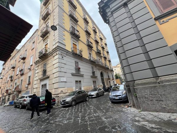 negozio in vendita a Napoli in zona San Carlo all'Arena