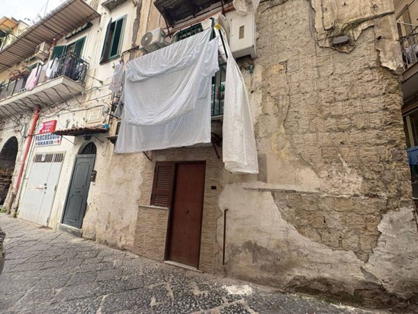 appartamento in vendita a Napoli in zona Stella