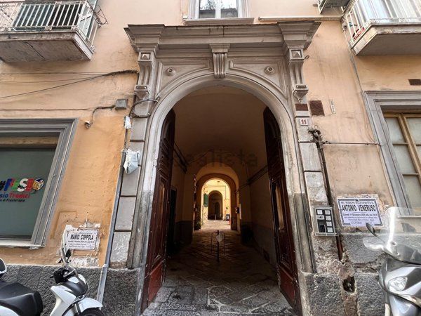 appartamento in vendita a Napoli in zona Chiaia