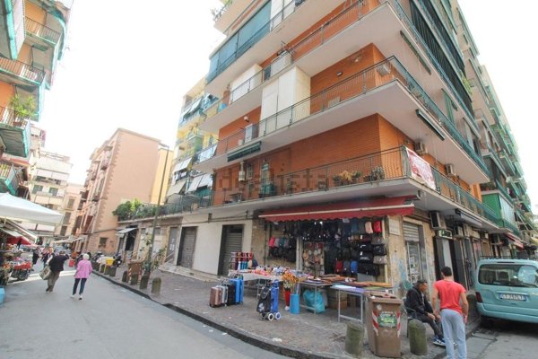 locale commerciale in vendita a Napoli in zona San Carlo all'Arena