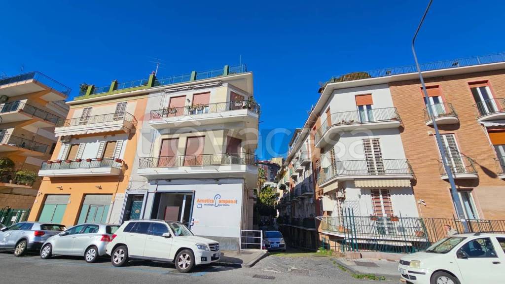 negozio in vendita a Napoli in zona Chiaia
