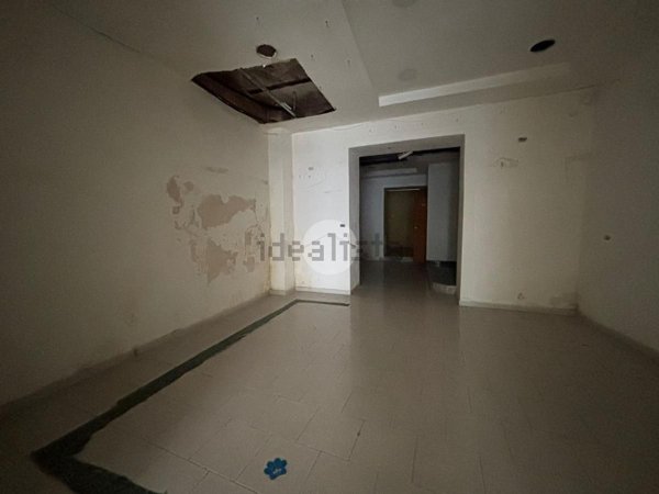 negozio in vendita a Napoli in zona Capodichino