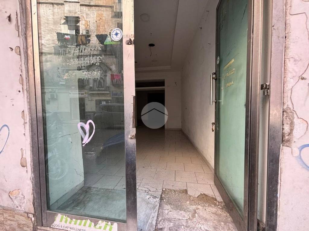 negozio in vendita a Napoli in zona San Carlo all'Arena