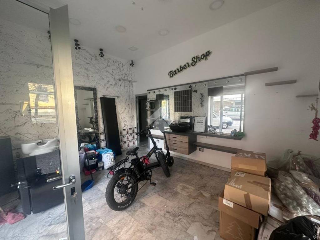 negozio in vendita a Napoli in zona Secondigliano