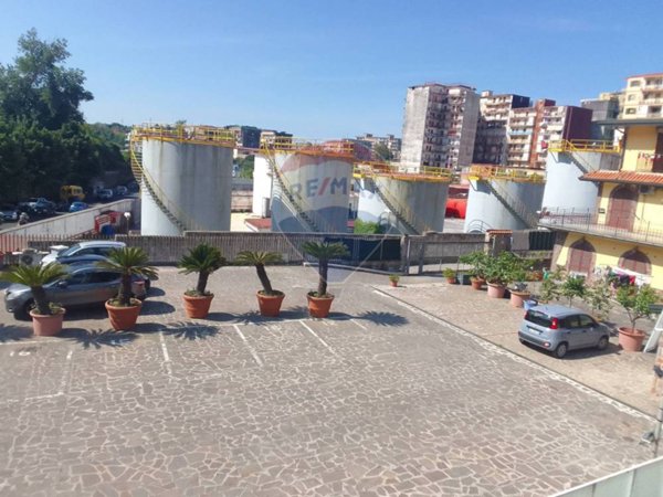 capannone in vendita a Napoli in zona Pianura