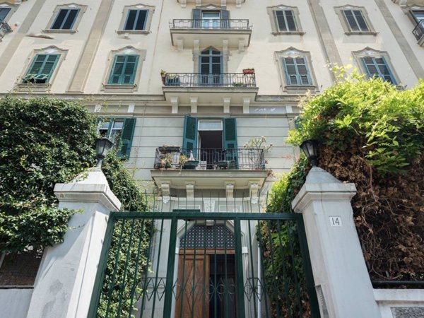 appartamento in vendita a Napoli in zona Chiaia