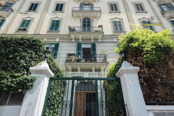 appartamento in vendita a Napoli in zona Chiaia