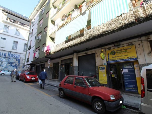 negozio in vendita a Napoli in zona San Carlo all'Arena