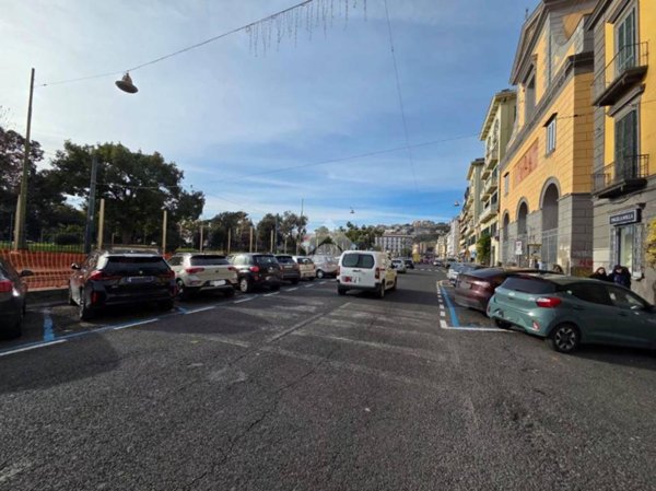 negozio in vendita a Napoli in zona Chiaia