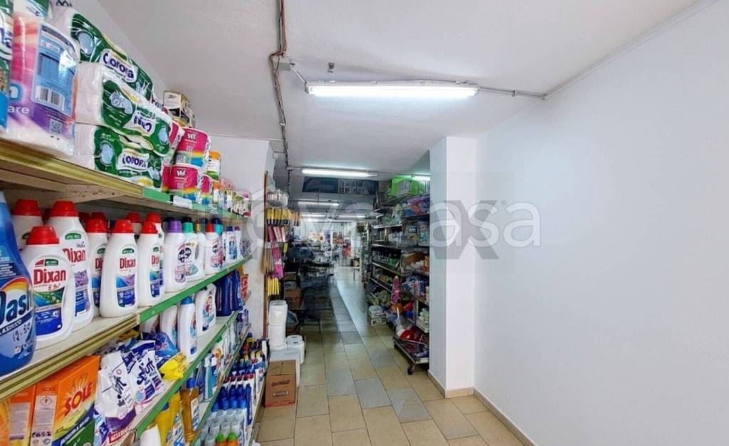 negozio in vendita a Napoli in zona Pendino / San Giuseppe