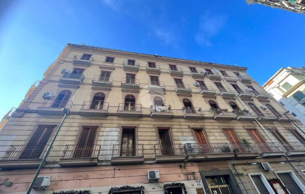 appartamento in vendita a Napoli in zona San Carlo all'Arena