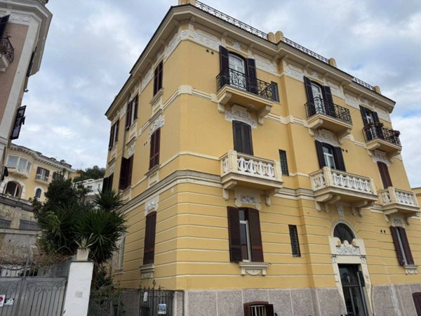 appartamento in vendita a Napoli in zona Chiaia