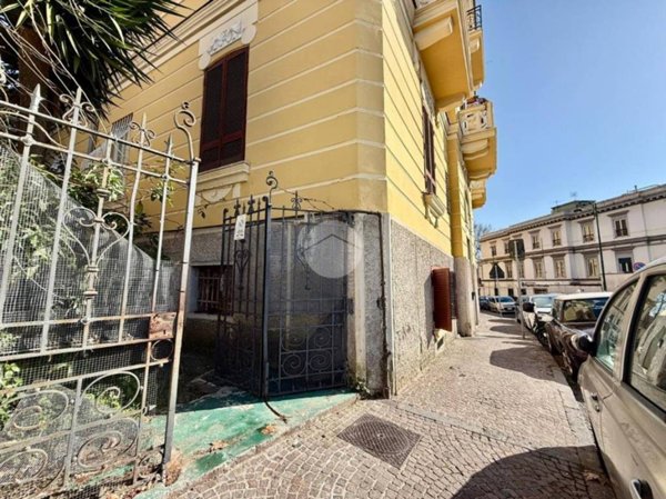 appartamento in vendita a Napoli in zona Chiaia