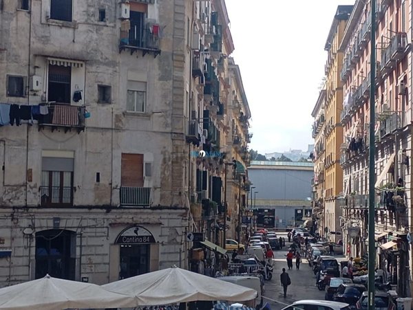 appartamento in vendita a Napoli in zona San Carlo all'Arena