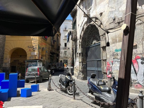 locale commerciale in vendita a Napoli