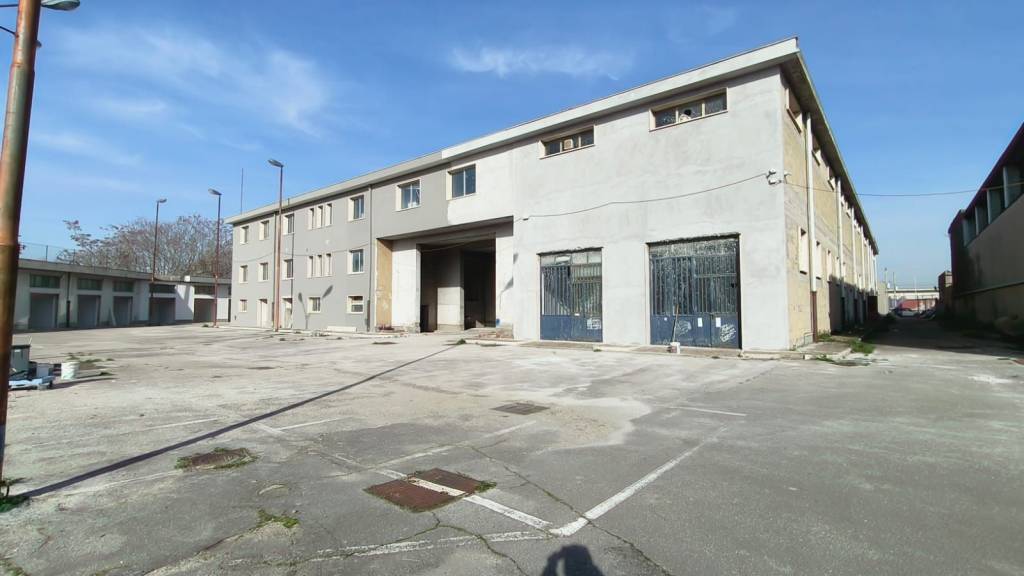 negozio in vendita a Napoli in zona Fuorigrotta