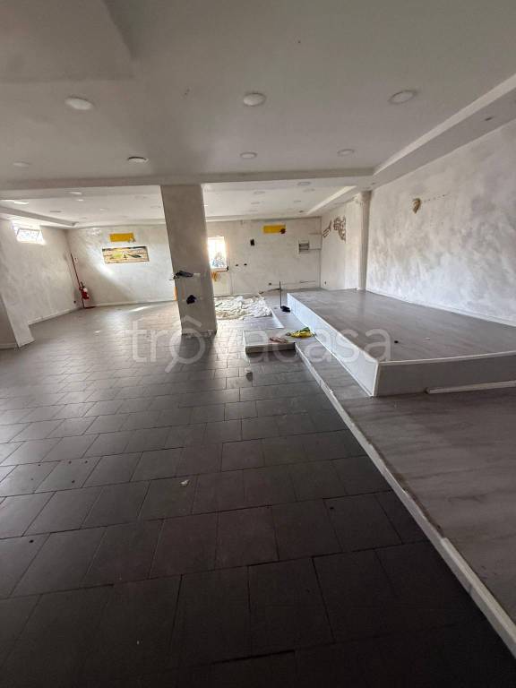 negozio in vendita a Napoli in zona Pianura