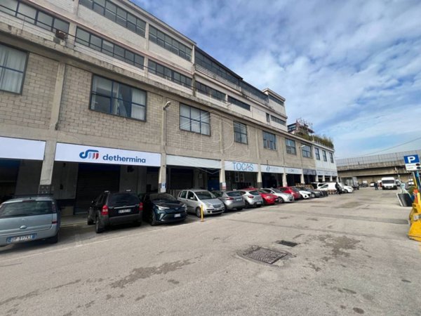 negozio in vendita a Napoli in zona Zona Industriale-Ferrovia