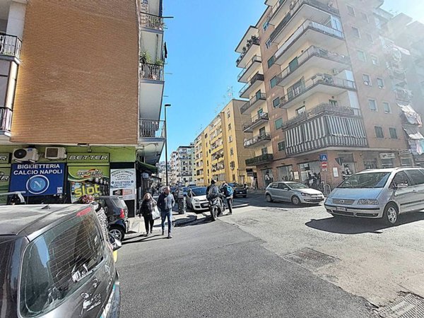 negozio in vendita a Napoli in zona Fuorigrotta