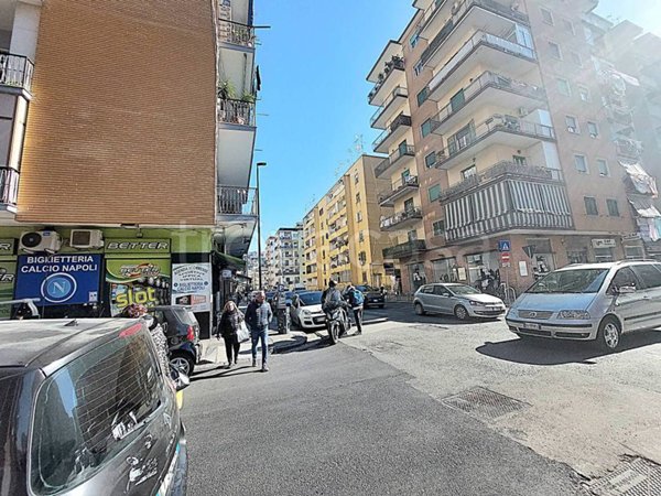negozio in vendita a Napoli in zona Fuorigrotta