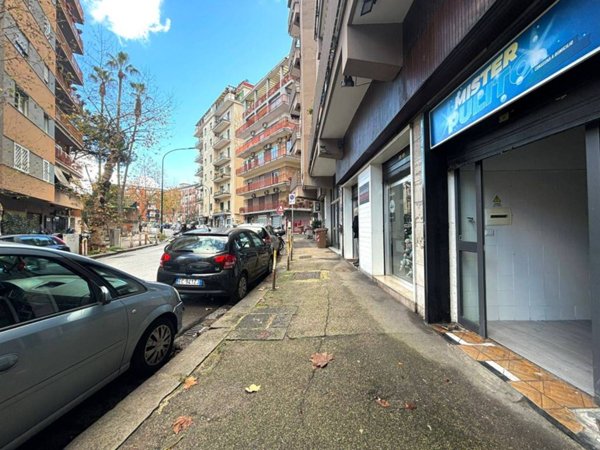 negozio in vendita a Napoli in zona Arenella