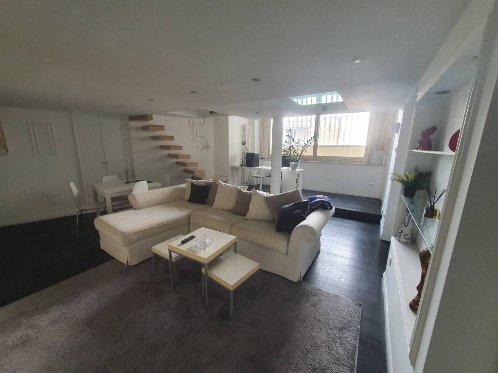 appartamento in vendita a Napoli in zona Chiaia