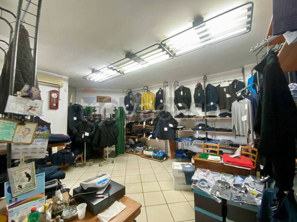 negozio in vendita a Napoli in zona Arenella