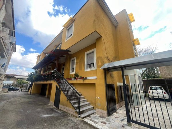 casa indipendente in vendita a Napoli in zona Piscinola