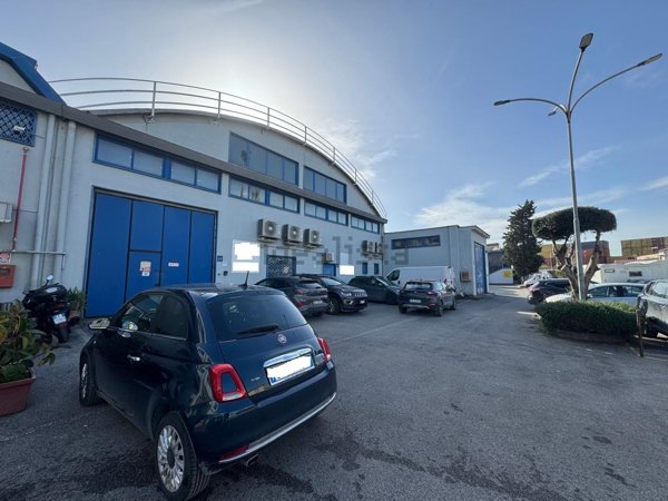 capannone in vendita a Napoli in zona Barra