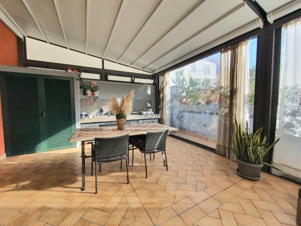 appartamento in vendita a Napoli in zona San Carlo all'Arena