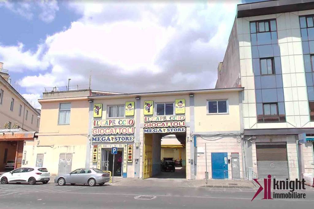 negozio in vendita a Napoli in zona Zona Industriale-Ferrovia