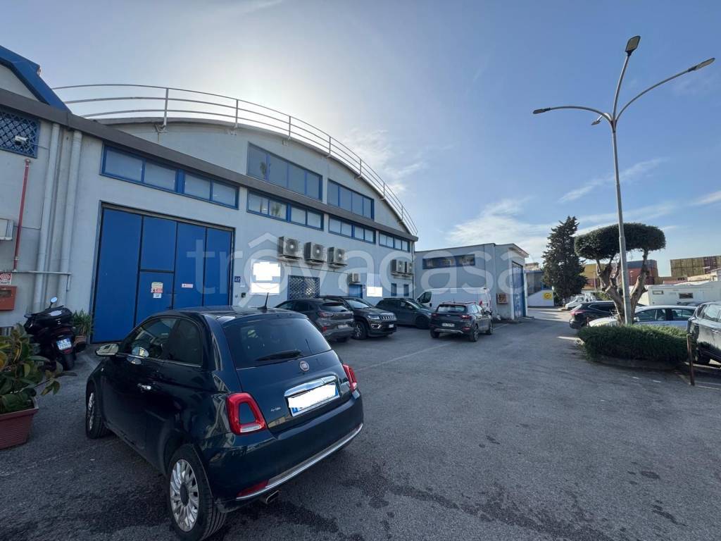 locale commerciale in vendita a Napoli in zona San Giovanni a Teduccio