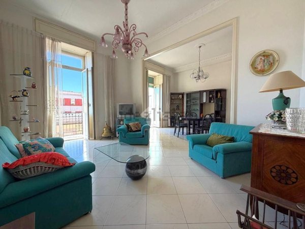 appartamento in vendita a Napoli in zona Chiaia