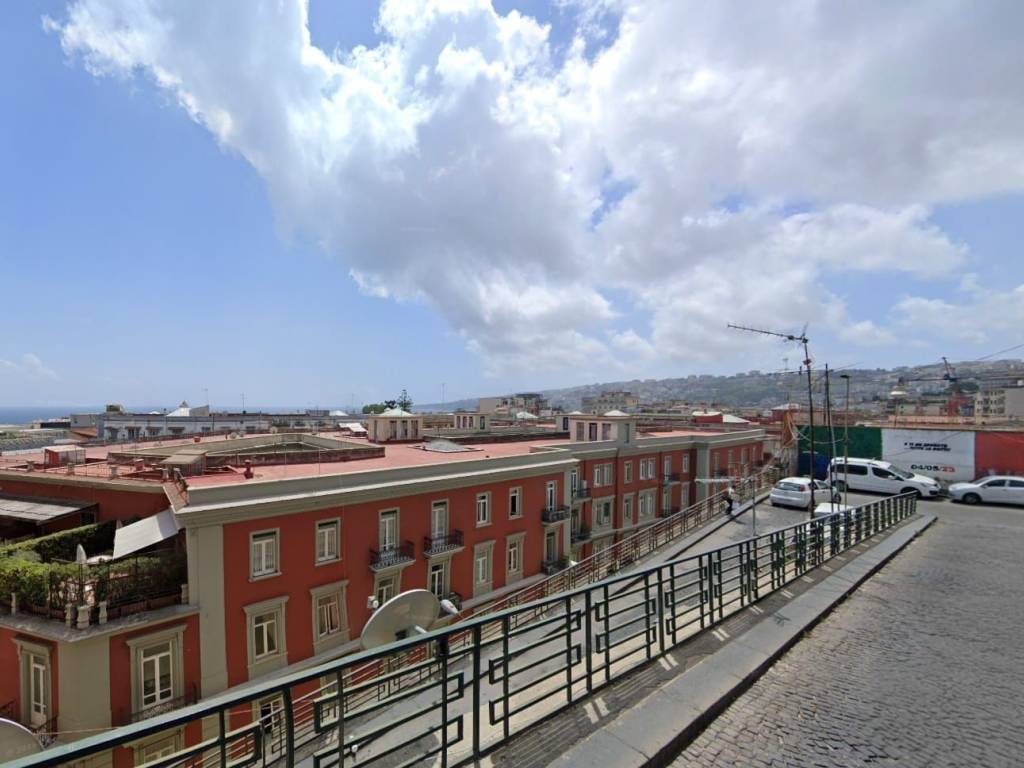 locale commerciale in vendita a Napoli in zona Chiaia