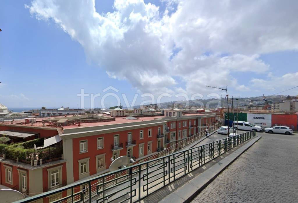 locale commerciale in vendita a Napoli in zona Chiaia