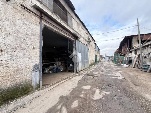 locale commerciale in vendita a Napoli in zona Poggioreale