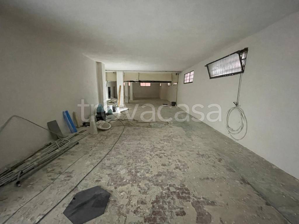negozio in vendita a Napoli in zona Pianura