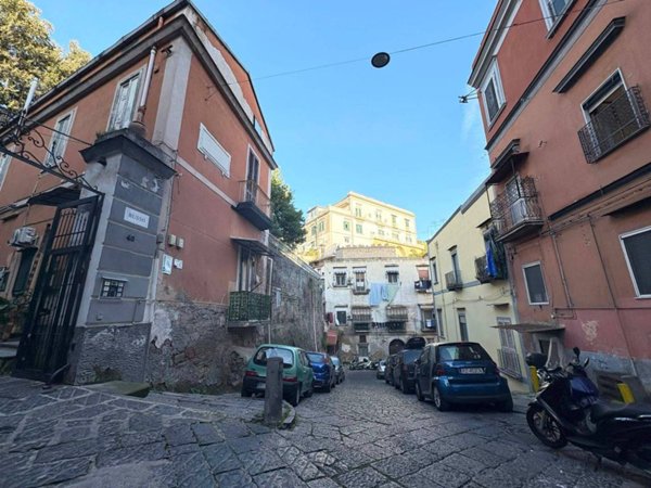 appartamento in vendita a Napoli in zona San Carlo all'Arena