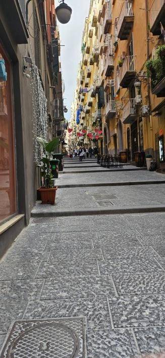 appartamento in vendita a Napoli in zona Chiaia