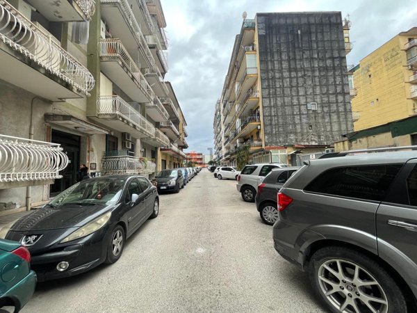 locale commerciale in vendita a Napoli in zona Pianura