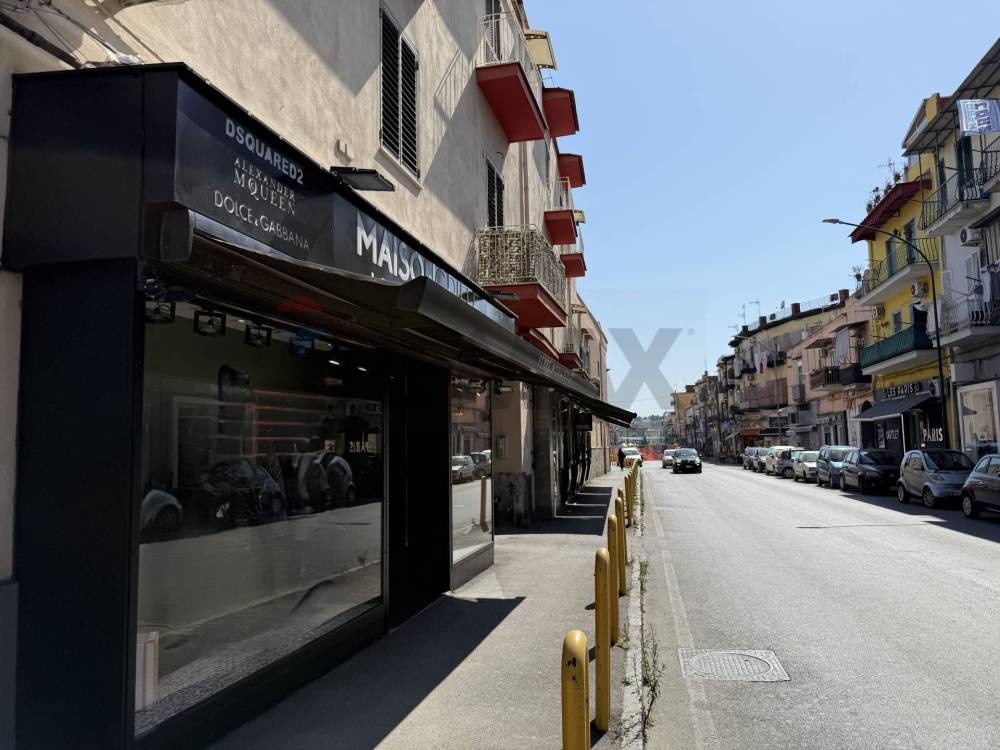 locale commerciale in vendita a Napoli in zona Vicaria