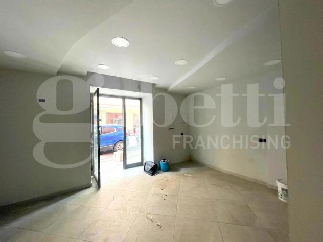 negozio in vendita a Napoli in zona Fuorigrotta