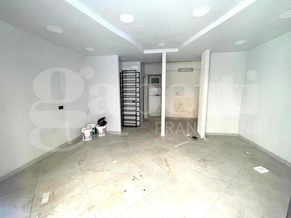 locale commerciale in vendita a Napoli in zona Fuorigrotta