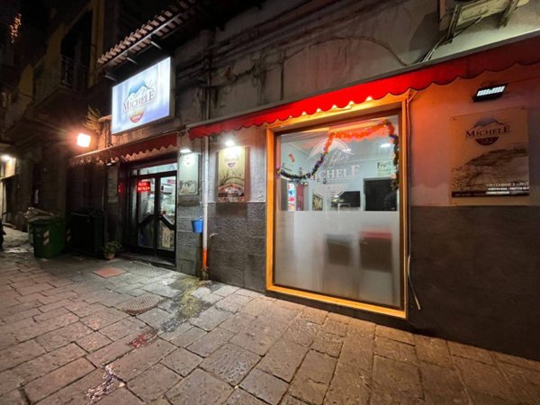 negozio in vendita a Napoli in zona Capodichino